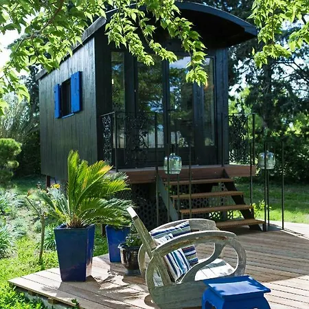 Sous Les Platanes Bed & Breakfast